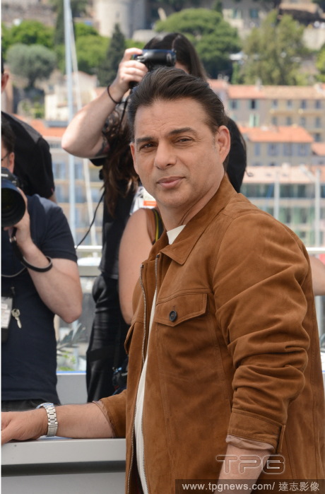 T164600986